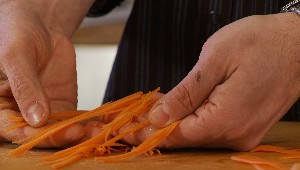 Tailler en julienne: carottes et poireaux