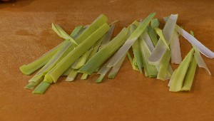 Tailler en tagliatelles de légumes: poireaux