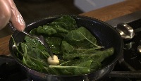 Légumes feuilles sautés (cuisson des bettes à cardes)