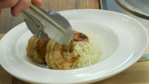 Crevettes tigrées épicées au curry rouge et vermicelles de riz au tamari