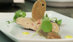 Foie gras de canard poché au vin rouge épicé, purée de dattes