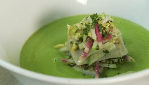 Soupe de pois verts froide et maquereau fumé