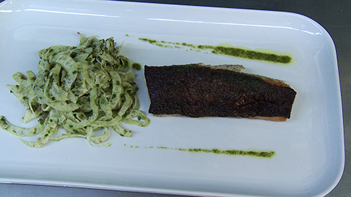 Morue charbonnière poêlée, salade de fenouil et câpres à l’huile de basilic