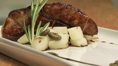 Escalope de foie gras frais de canard La Canardière poêlée, salsa de pommes d’Oka et boutons de marguerites marinés