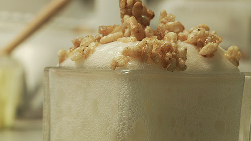 Espuma pomme-érable, riz soufflé aux épices