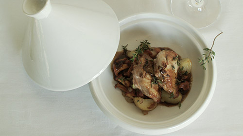 Suprêmes de caille poêlés, chanterelles, grelots, bacon de sanglier, jus de cuisson