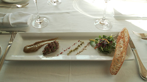Tartare de cerf rouge de Boileau, mayo aux cèpes, pain grillé au pimenton fumé