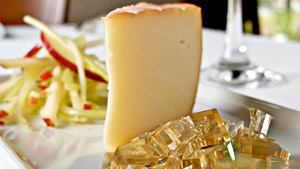 Fromage Fou du Roy de Sainte-Sophie, gelée de cidre de glace, mini-salade de pomme et céleri