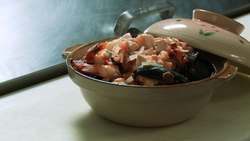 Poêlée de coquillages, crevettes et saumon aux tomates et chorizo