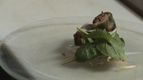 Rouleaux de printemps au porc laqué, épinards et shiitakes au gingembre