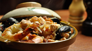 Poêlée de coquillages, crevettes et saumon aux tomates et chorizo