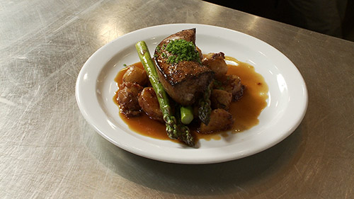 Foie de veau de lait poêlé, pommes de terre fondantes au bacon, asperges