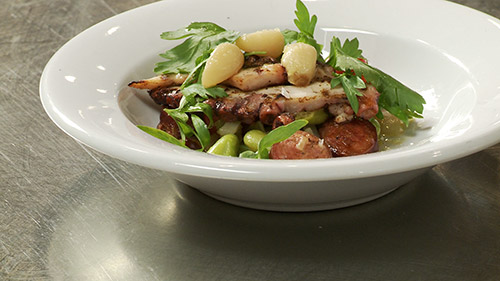 Pieuvre grillée, ragoût de gourganes au chorizo