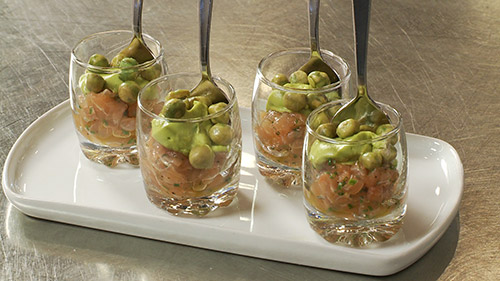 Saumon cru, avocat à la lime, pois au wasabi