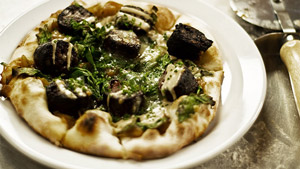 Pizza au boudin noir, oignons caramélisés, cheddar et épinards