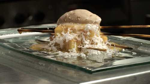 Brochette d’ananas grillé à la crème de coco-mangue
