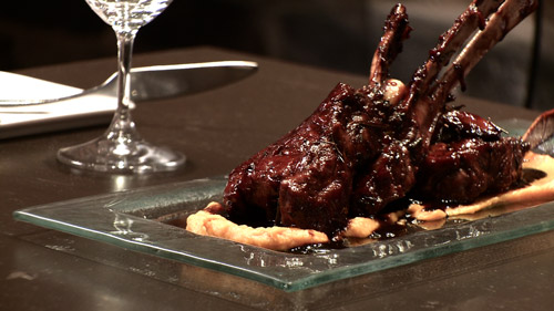 Côtelette d’agneau à la glace de balsamique et ail rôti