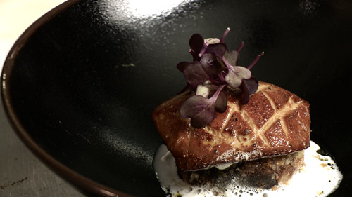 Foie gras poêlé sur carré aux dattes
