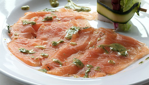 Gravlax de saumon frais à l’aneth, sauce moutarde à l’aneth et érable