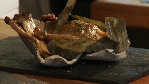 Canard confit dans l’argile, pleurotes érigés grillés