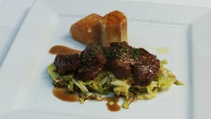 Joues de veau braisées au vin rouge, croustillants de courge, embeurrée de chou de Savoie