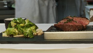 Tournedos de cerf fumé minute, Soubise aux noix