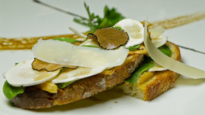 Sandwich ouvert aux champignons de Paris et copeaux de parmesan, foie gras frais et épinards