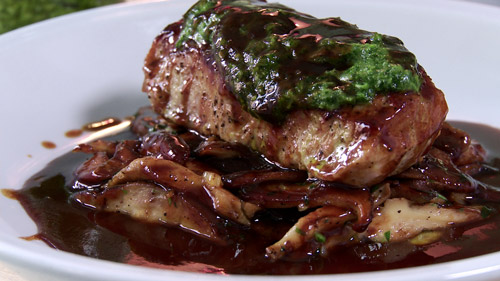 Longe de veau poêlée, tapenade de persil, shiitakes bios et jus de viande