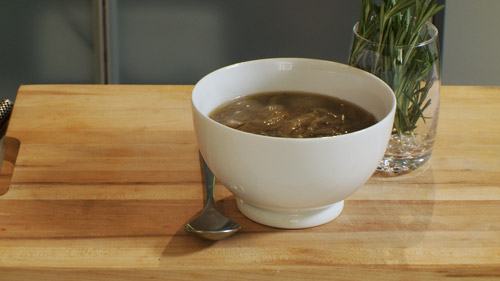 Soupe à l’oignon, baies de genièvre et huile d’ail