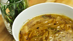 Soupe à l’oignon, baies de genièvre et huile d’ail