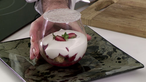 Crumble de fraises, mousseline au Fragoli et cristalline
