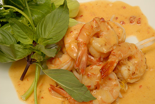 Crevettes épicées au lait de coco et herbes thaïlandaises fraîches