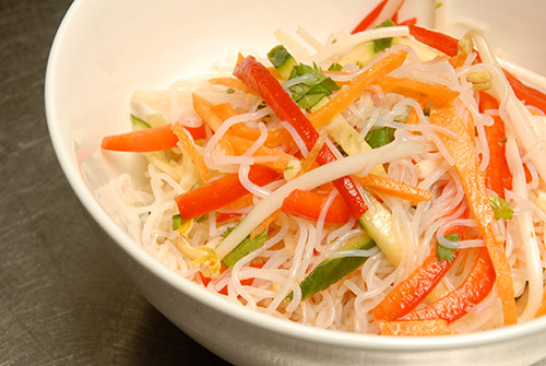Salade de vermicelles épicée à la coriandre
