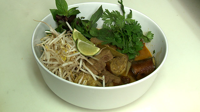 Ragoût de canard BBQ, aubergine et sauce au curry rouge thaïlandais