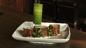 Crevette en croustillant de sarrasin, yaourt aux herbes, bouillon de roquette et cresson
