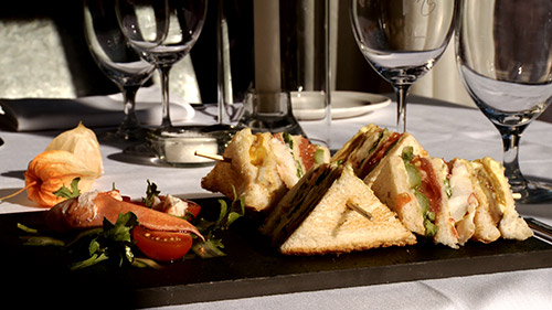Club sandwich de homard des Îles aux légumes confits et aïoli