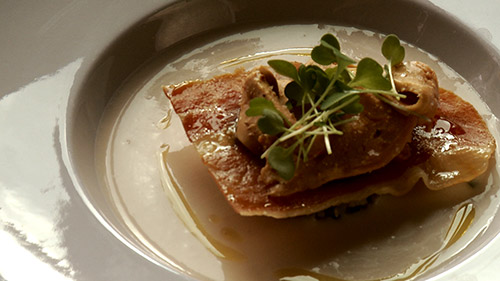 Velouté de haricots cocos, champignons sauvages, serrano et copeaux de foie gras à la fleur de sel