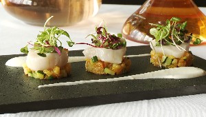 Pétoncles mi-confits, chutney d’agrumes et courgette