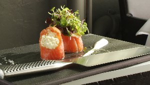 Rouleaux de saumon confit, rémoulade de pomme et céleri