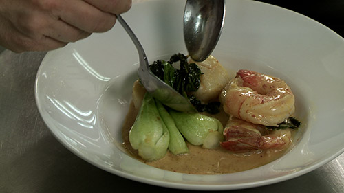 Crevettes et pétoncles au cari rouge thaï accompagnés de bok choy