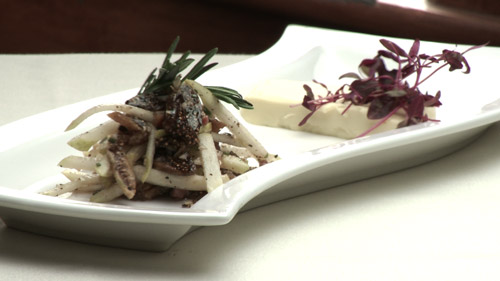 Crème au prosciutto, poires à cru, figues séchées et huile de noix