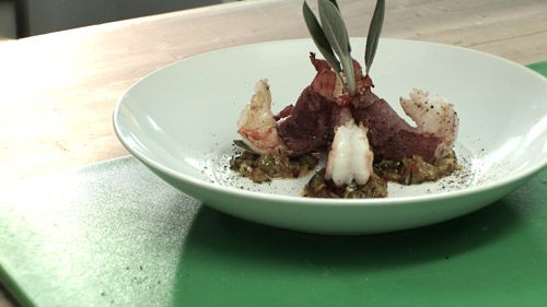 Crevettes à la sauge et viande fumée et relish de courgettes
