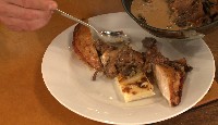 Suprêmes de volaille, sauce aux champignons