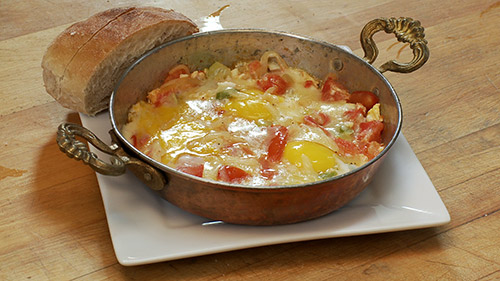 Œufs aux tomates et piment vert