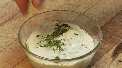 Cacik, sauce turque au yogourt et aux concombres