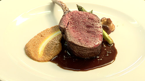 Carré de cerf rôti, sauce à La Fortune Rouge de l’Île Ronde et purée de carottes caramélisées