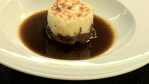 Hachis parmentier de lièvre sauvage du Québec, glacé au fromage de chèvre