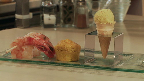 Brochette de crevettes, yogourt glacé au cari, crème et cake de maïs