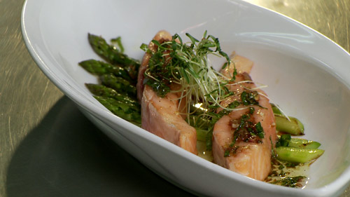 Moelleux de saumon biologique à l’huile d’aromates et éventail d’asperges