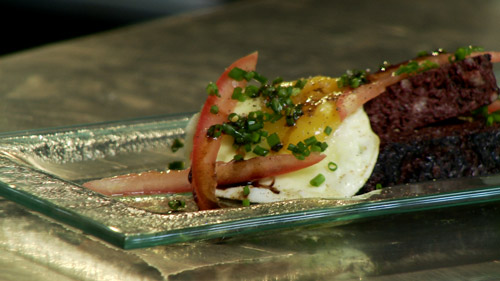 Oeuf de pintade sur terrine de boudin noir